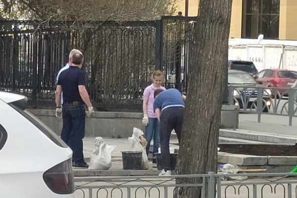 Горожане заметили губернатора Куйвашева и мэра Орлова, ремонтирующих клумбу в центре Екатеринбурга - Фото 1