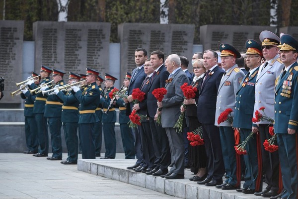 В Свердловской области ВИПы возложили цветы к Широкоречнскому мемориалу - Фото 1