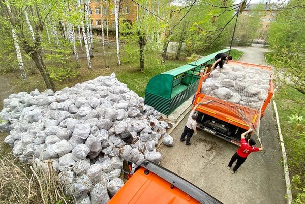 С территории екатеринбургской больницы вывезли 15 КАМАЗов мусора - Фото 1