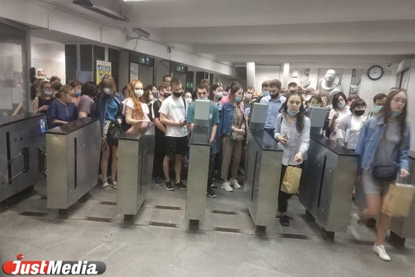 Жители Екатеринбурга пожаловались на утренний коллапс в метро на станции Проспект Космонавтов - Фото 1