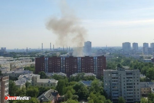 В Екатеринбурге загорелся двухэтажный дом - Фото 1