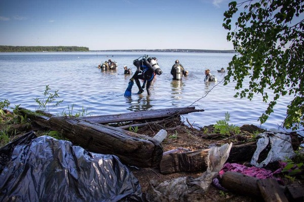 Дайверы, волонтеры и активисты очистили берег и акваторию озера Шарташ - Фото 1