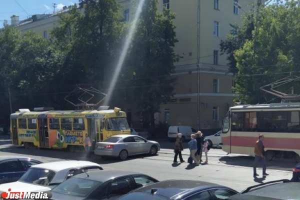 На Луначарского из-за ДТП встали трамваи в обе стороны - Фото 1