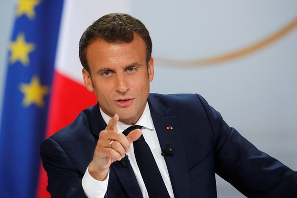 Президент Франции получил пощечину - Фото 1