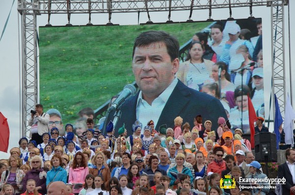 Куйвашев вместе с тысячным хором спел государственный гимн РФ  - Фото 1