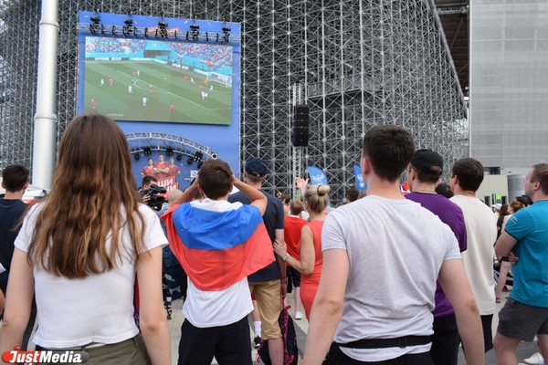 Екатеринбуржцы поддержали сборную Россию по футболу - Фото 1