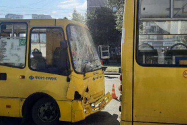 В Екатеринбурге столкнулись два маршрутных автобуса - Фото 1
