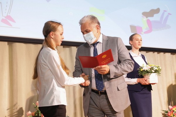 На Урале наградили 37 самых умных школьников, вошедших в российский топ  - Фото 1