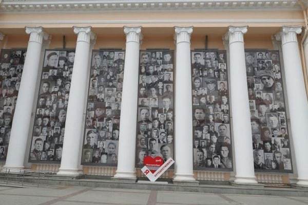 Фасад вокзала Екатеринбурга украсили портреты участников Великой Отечественной войны - Фото 1