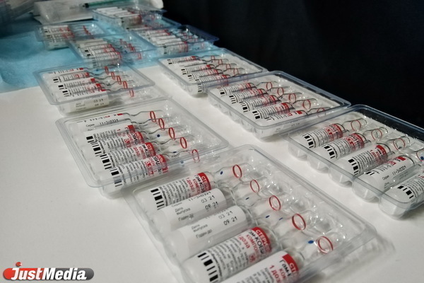 В Свердловской области опять дефицит вакцины COVID-19. В Гринвиче - длинная очередь  - Фото 1
