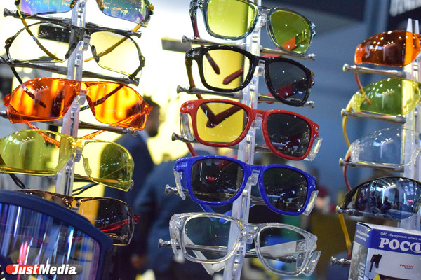 В Екатеринбурге представили солнцезащитные очки из Перми и каску-прототип, которая поможет в -50 градусов - Фото 1