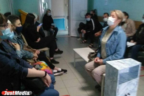 В больницах Свердловской области продолжат вручную разводить очереди больных коронавирусом и здоровых людей - Фото 1
