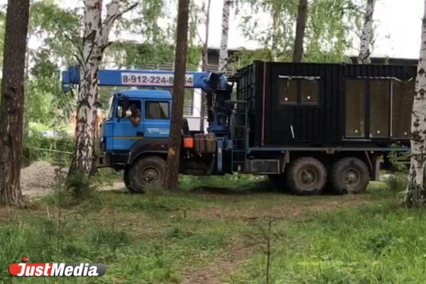Строительство глэмпинга остановлено. Из леса рядом с Мичуринским вывезли строительные будки - Фото 1