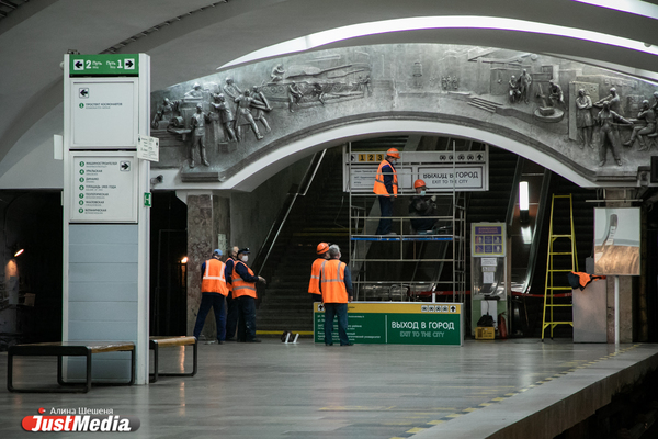 В метро Екатеринбурга меняют таблички с навигацией - Фото 1