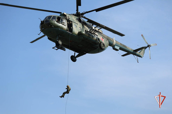 Военные провели масштабные учения в Новоуральске с вертолетом, стрельбой и погоней. Бандиты ликвидированы - Фото 1