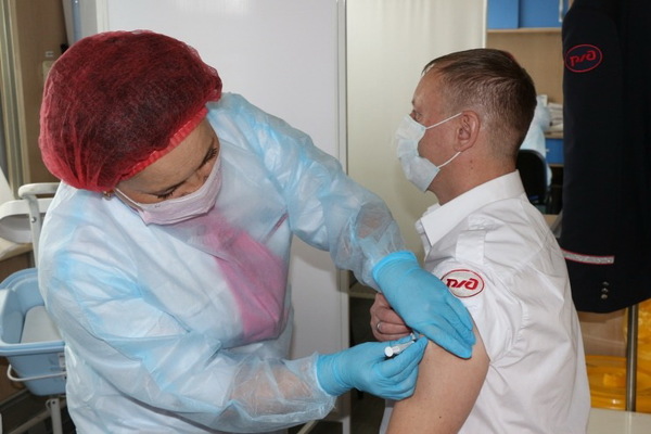 Клиники сети «РЖД-Медицина» на Свердловской магистрали активно участвуют в прививочной кампании против COVID-19 - Фото 1