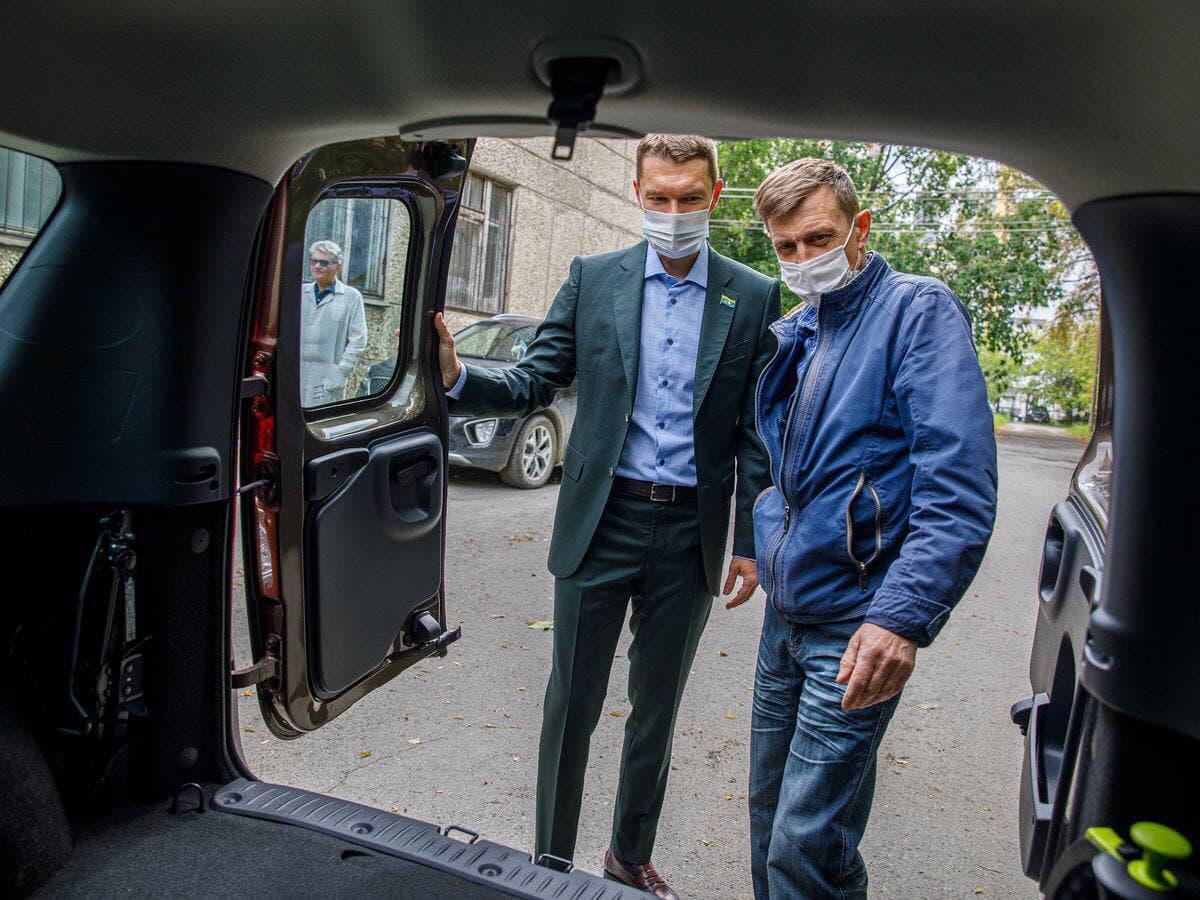 Алексей Вихарев подарил больнице №23 автомобиль - Фото 1
