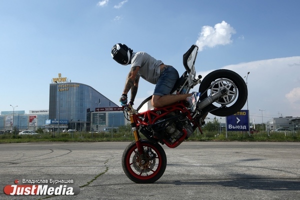 В центре Екатеринбурга загорелся мотоцикл  - Фото 1