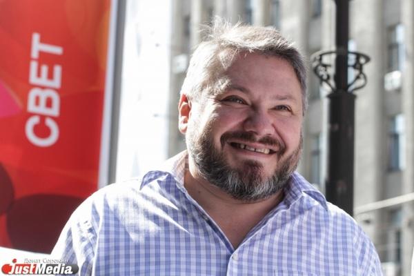 «Мы пока скрипим старыми скрепами». Бизнесмен и политик Антон Баков выпустил серебряные уральские франки к 30-летию уникальной уральской валюты - Фото 1