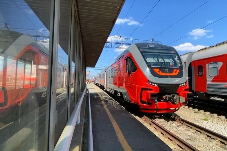 Дополнительный пригородный поезд из Екатеринбурга в аэропорт «Кольцово» запускает СвЖД со 2 августа - Фото 1