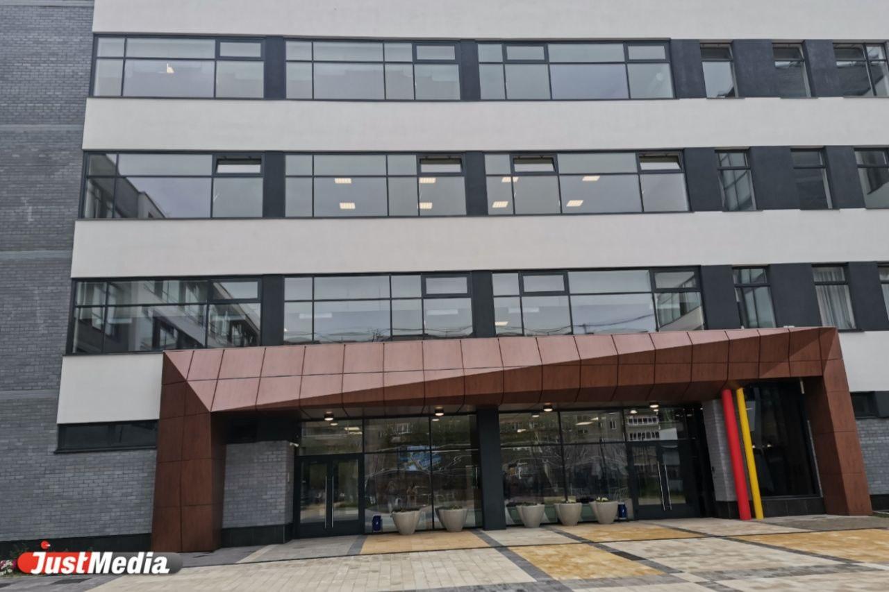 В Екатеринбурге открыли муниципальную чудо-школу в стиле неоконструктивизма. Куйвашев - она похожа на современный IT-офис - Фото 1