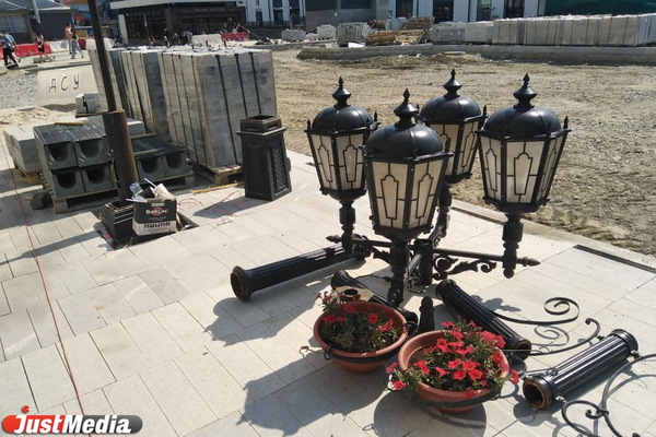 В переулке Театральном рабочие приступили к установке фонарей - Фото 1