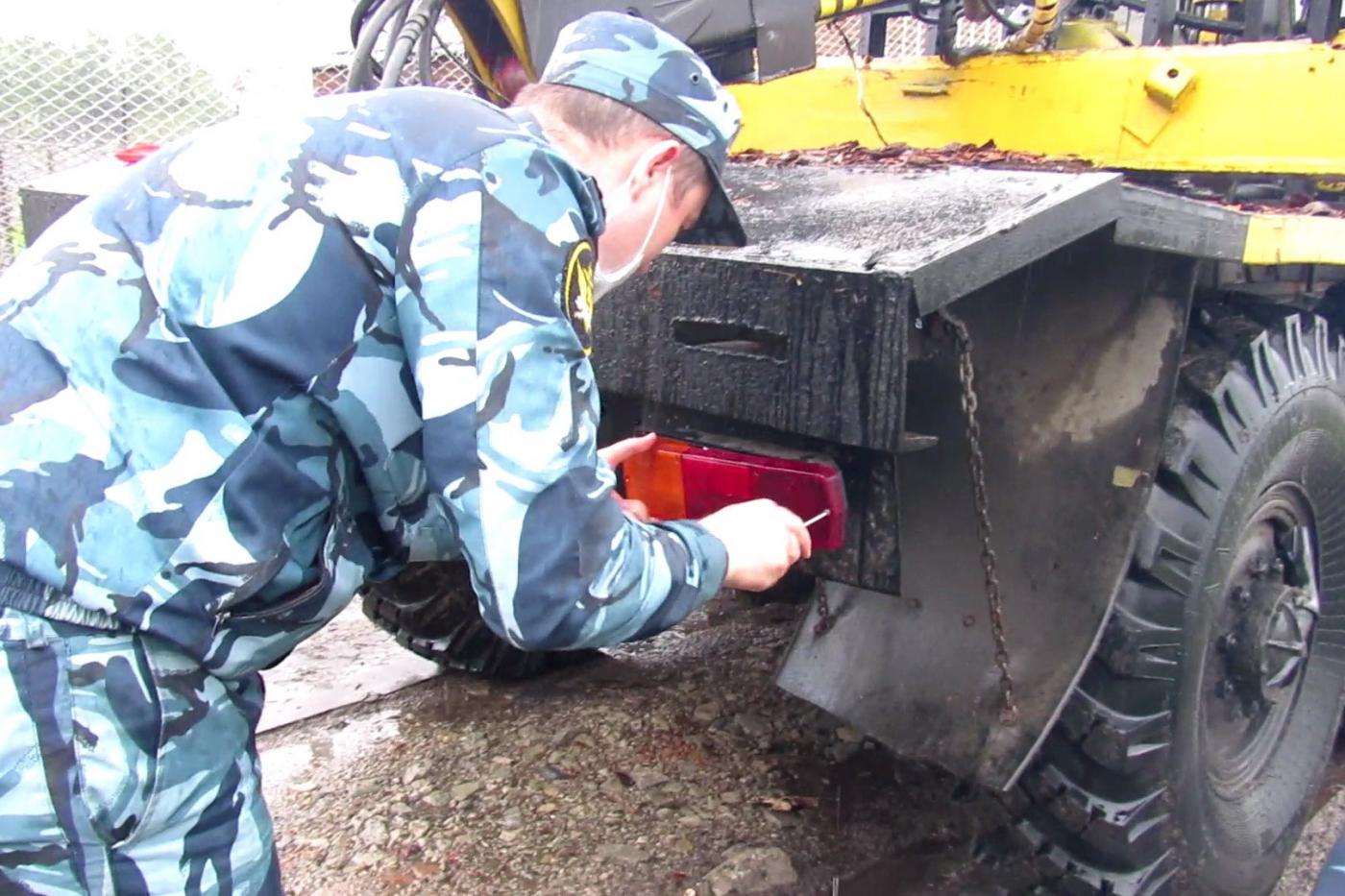 В уральскую колонию пытались провезти наркотики в стоп-сигнале грузовика - Фото 1
