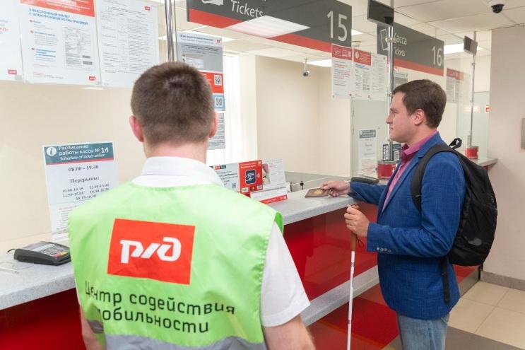 Более 6 тысяч маломобильных пассажиров получили специализированную помощь на вокзалах СвЖД с начала года - Фото 1