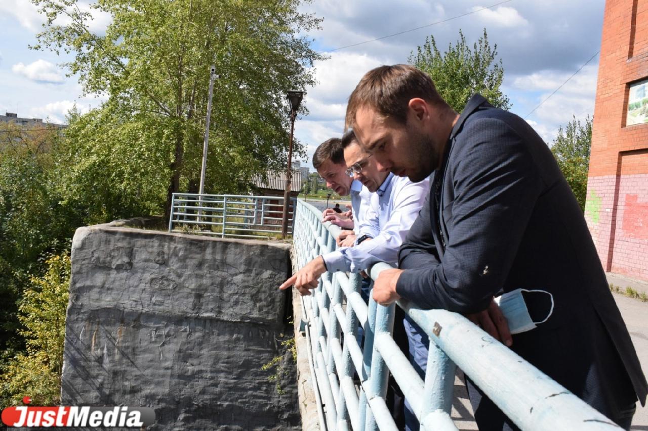 Евгений Куйвашев прогулялся по набережной Краснотурьинска - Фото 1