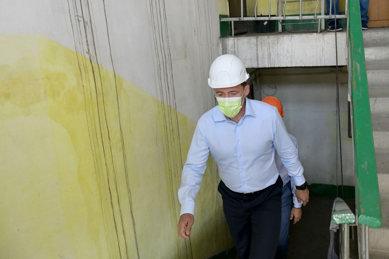 Жители затопленного дома на улице Попова в Краснотурьинске смогли затащить к себе Евгения Куйвашева  - Фото 1