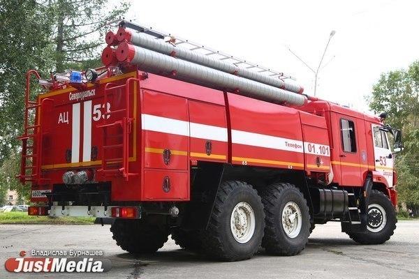 Спасатели сняли с балкона второго этажа неадекватного мужчину - Фото 1