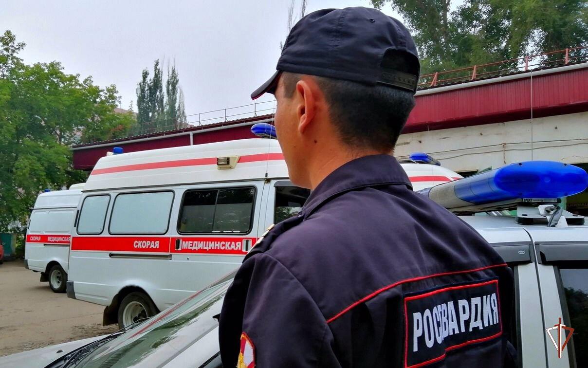 Росгвардейцы задержали пьяного дебошира, избившего водителя скорой помощи - Фото 1