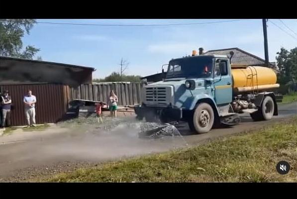 Перед приездом Куйвашева в Серове коммунальщики помыли грунтовые дороги - Фото 1