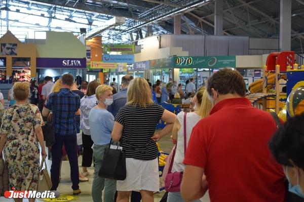 В Свердловской области вакцинировалось более миллиона уральцев - Фото 1
