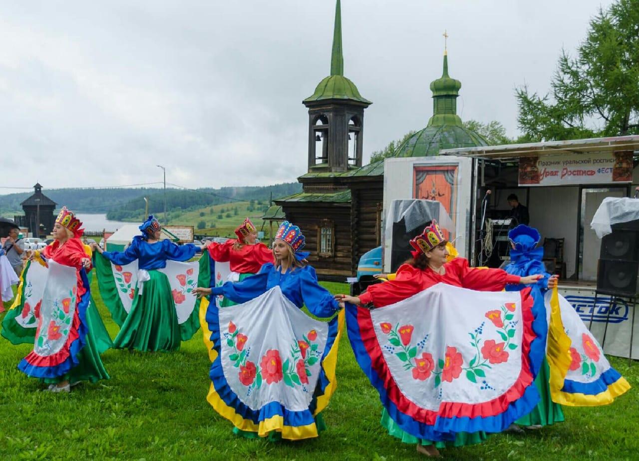 Сельский театр мод: в Алапаевском районе сельчане на свои деньги создают модные коллекции - Фото 1