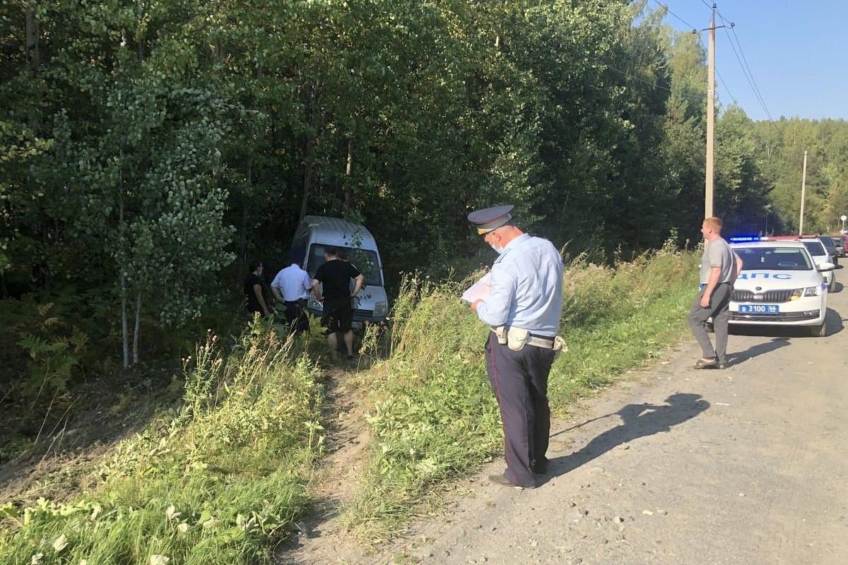 Под Первоуральском «Форд» пошел на запрещенный обгон и не справился с управлением - Фото 1