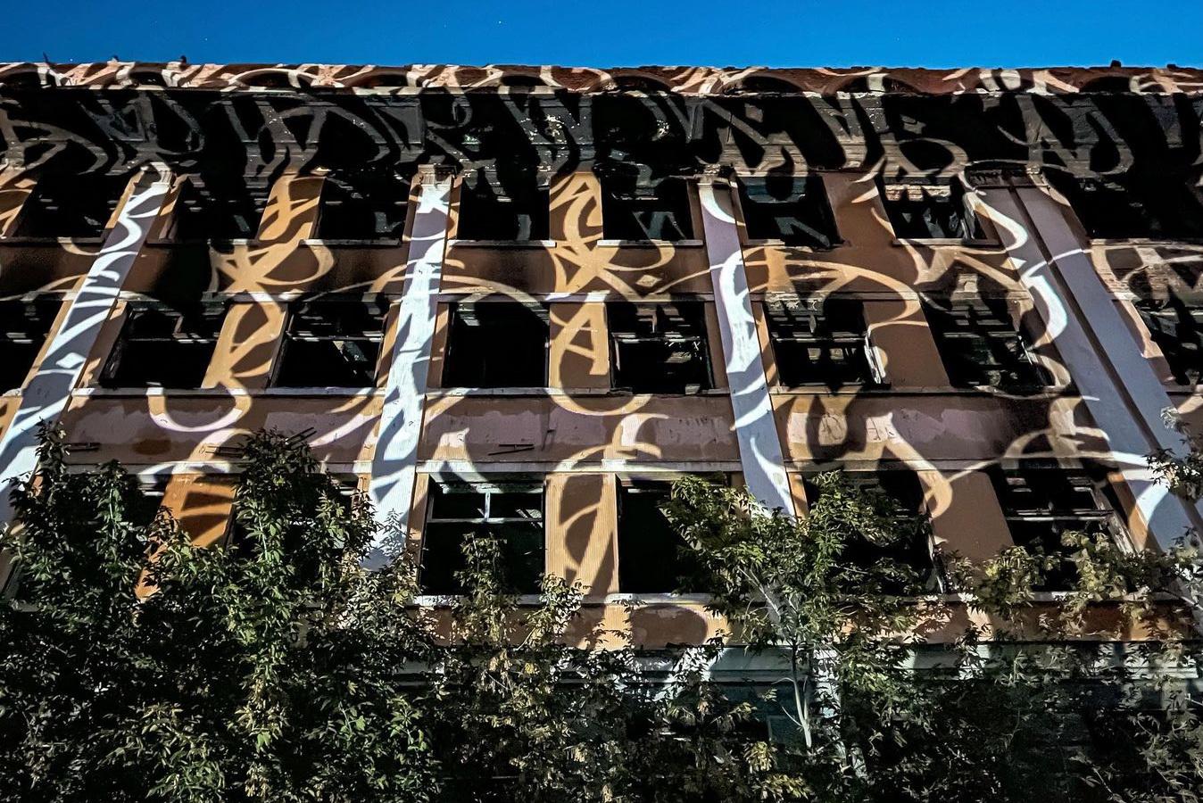 Покрас Лампас «раскрасил» заброшенную больницу в Зеленой роще - Фото 1