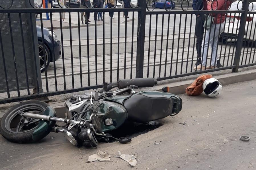 В центре Екатеринбурга ВАЗ подбил мотоциклиста - Фото 1