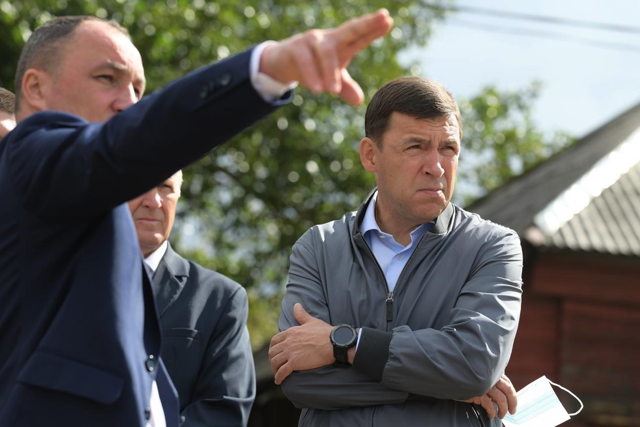 Евгений Куйвашев лично проверил, как устраняют последствия наводнения в регионе. Ущерб посчитан – людям выдают компенсацию - Фото 1
