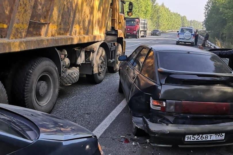 Дым от горящей свалки спровоцировал массовой ДТП на Серовском тракте - Фото 1