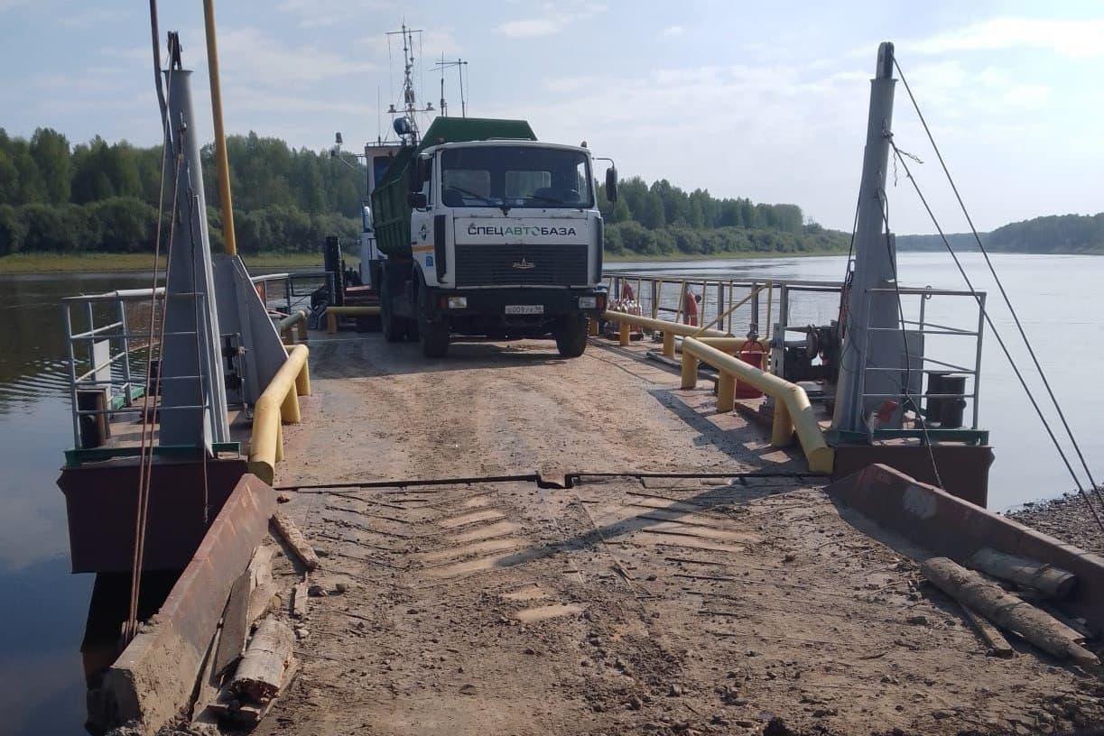 «Спецавтобаза» начала вывозить мусор из отрезанной от большой земли деревни Унже-Павинская на пароме - Фото 1