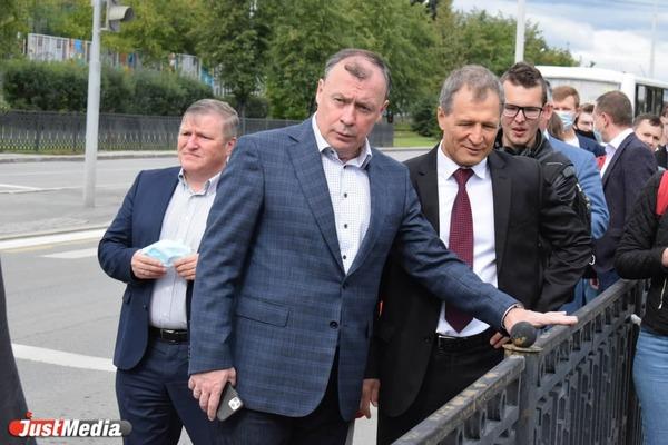 В Екатеринбурге продолжают убирать заборы. Предстоит демонтировать 73 километра - Фото 1