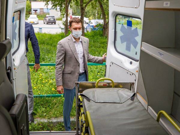 Алексей Вихарев передал центру паллиативной помощи машину скорой - Фото 1