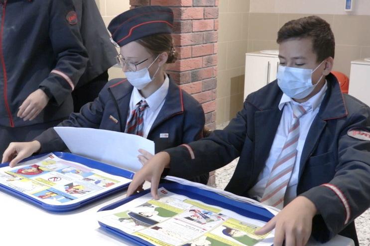 Комиксы на подносах с едой помогут СвЖД донести до подростков правила безопасности - Фото 1