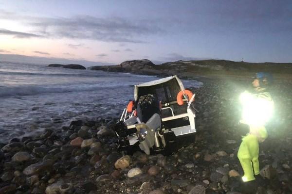 Одного из пропавших рыбаков с перевернувшегося катера в Мурманской области нашли мертвым - Фото 1