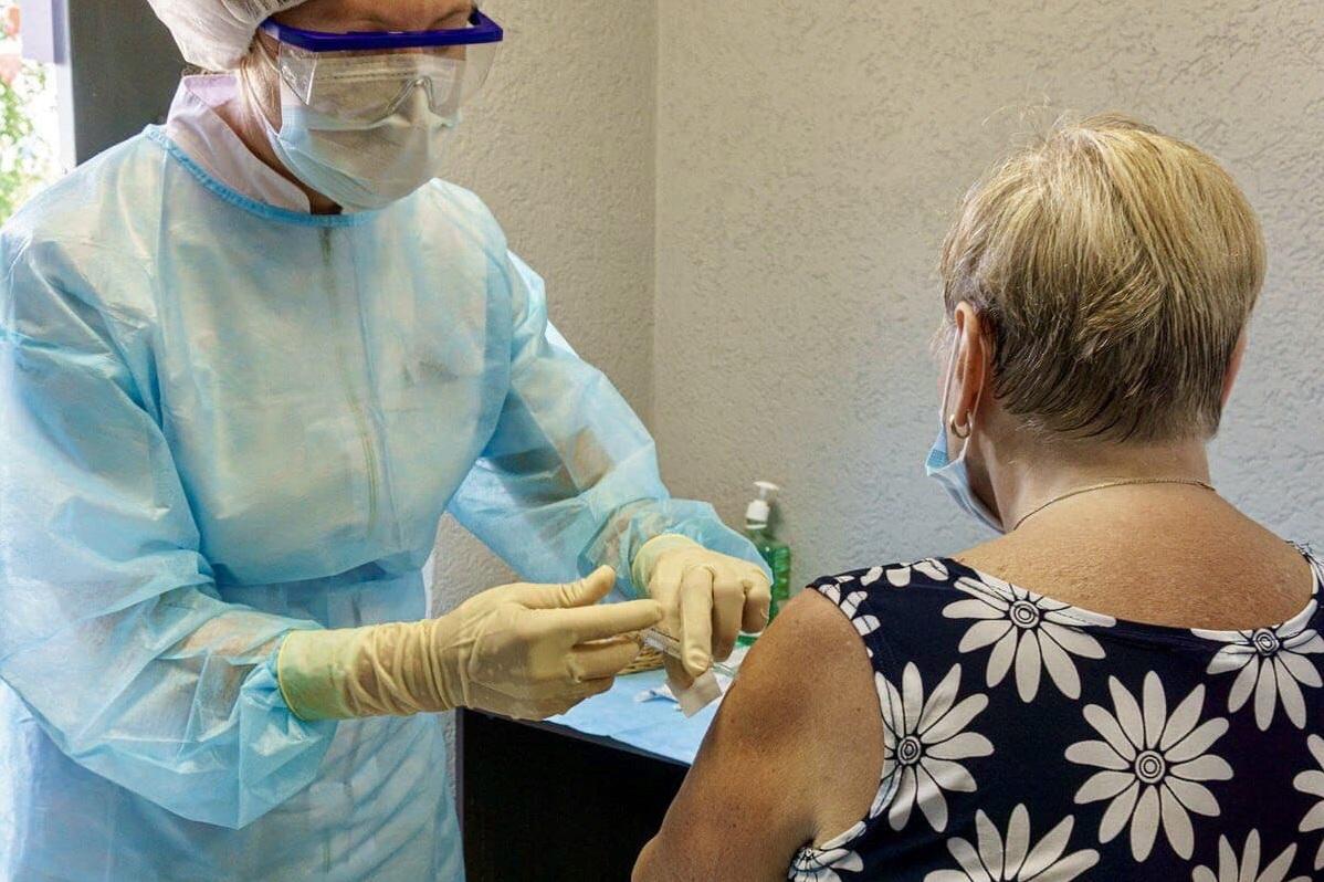 Более семи тысяч екатеринбуржцев смогли вакцинироваться от коронавируса во дворах - Фото 1