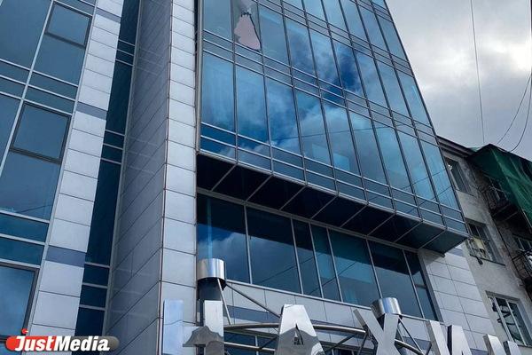 Сильный ветер продолжает наносить урон зданиям Екатеринбурга - Фото 1