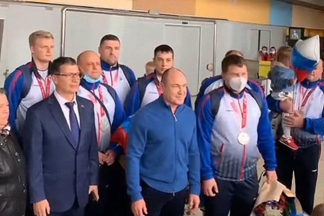 В Кольцово с оркестром встретили призеров Паралимпийских игр - команду по волейболу сидя - Фото 1