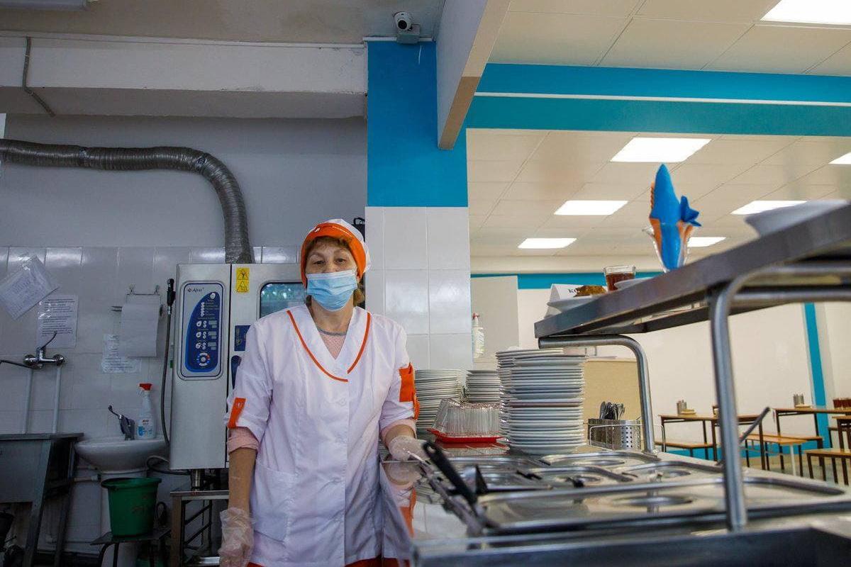 Екатеринбургский депутат Алексей Вихарев помог установить видеонаблюдение в двух школьных столовых - Фото 1