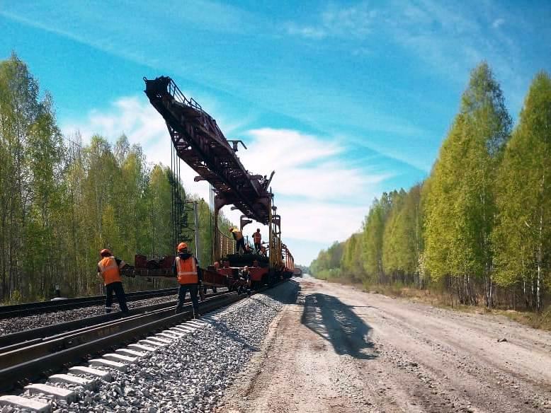 Почти 400 км пути отремонтировала СвЖД с начала сезона путевых работ - Фото 1